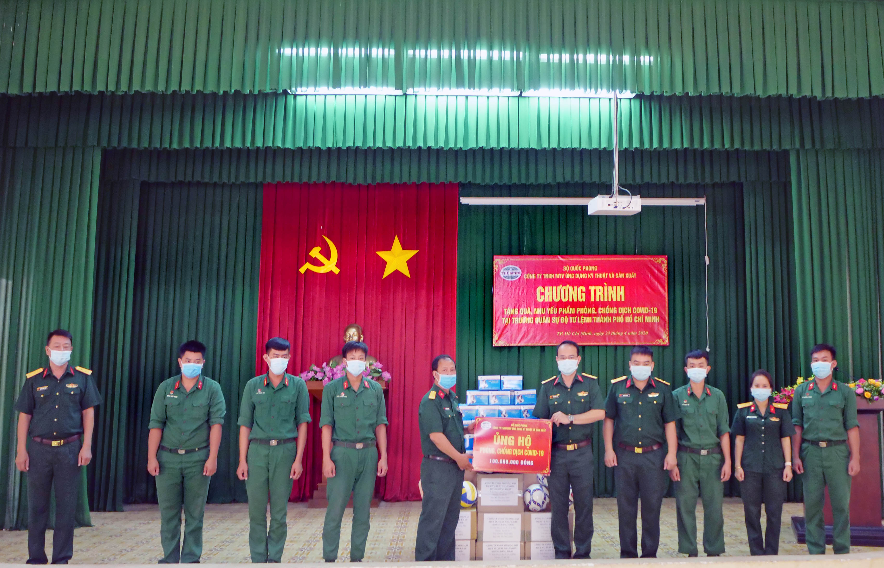 Trao tặng quà hỗ trợ Trường Quân sự Thành phố Hồ Chí Minh phòng, chống dịch Covid-19